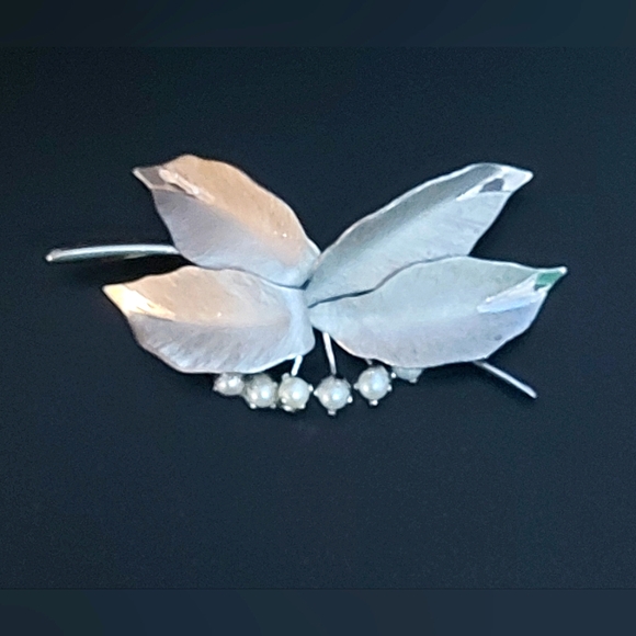 Bond Boyd Sterling Leaf and Pearl Brooch with matching Screw Back Earrings - Picture 5 of 8